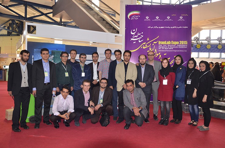 عکس یادگاری همکاران دبیرخانه و اجرایی سومین نمایشگاه تجهیزات و مواد آزمایشگاهی ساخت ایران